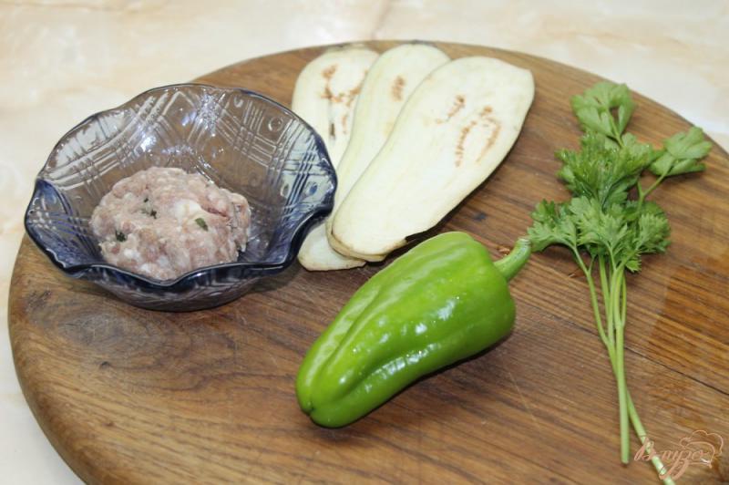 Фото приготовление рецепта: Баклажанные роллы с свиным фаршем, зеленым перцем и зеленью шаг №1