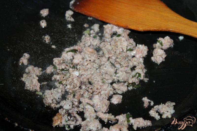 Фото приготовление рецепта: Баклажанные роллы с свиным фаршем, зеленым перцем и зеленью шаг №5