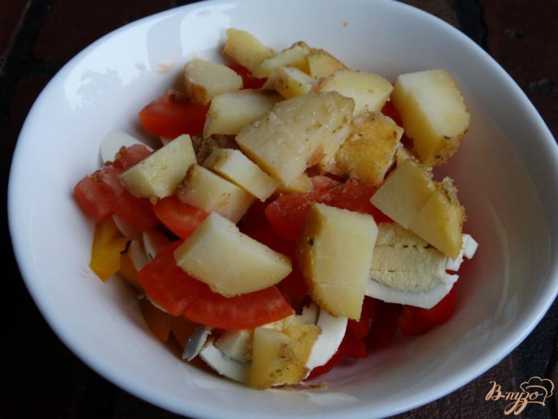 Фото приготовление рецепта: Салат с болгарским перцем, яйцом, сухариками шаг №4