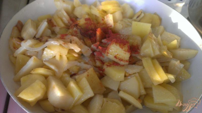 Фото приготовление рецепта: Жареный картофель с паприкой шаг №3