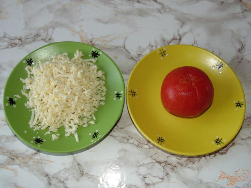 Фото приготовление рецепта: Омлет с помидорами и адыгейским сыром шаг №1