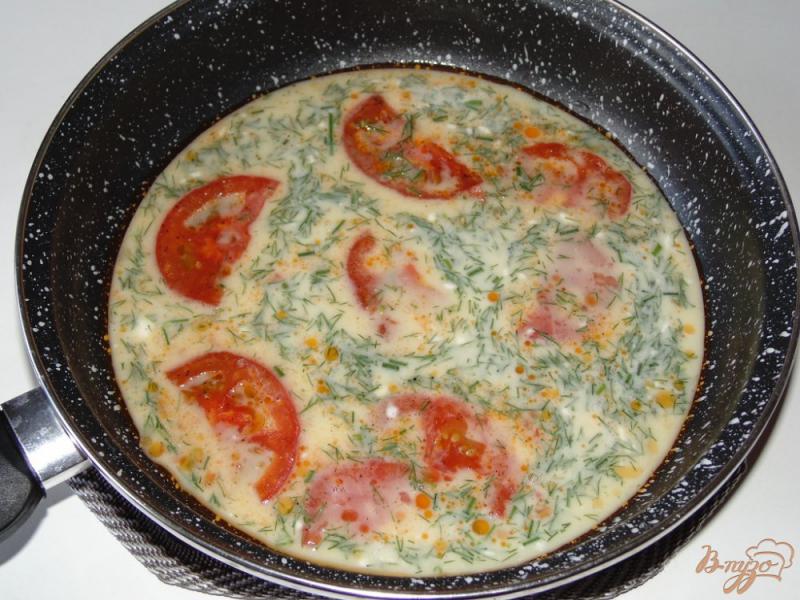 Фото приготовление рецепта: Омлет с помидорами и адыгейским сыром шаг №4