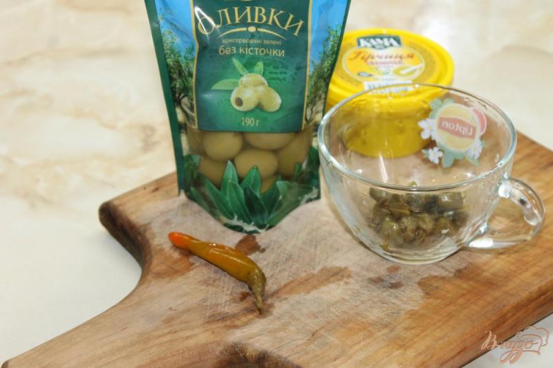Фото приготовление рецепта: Белый соус с каперсами, оливками и чили шаг №1