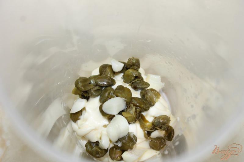 Фото приготовление рецепта: Белый соус с каперсами, оливками и чили шаг №3