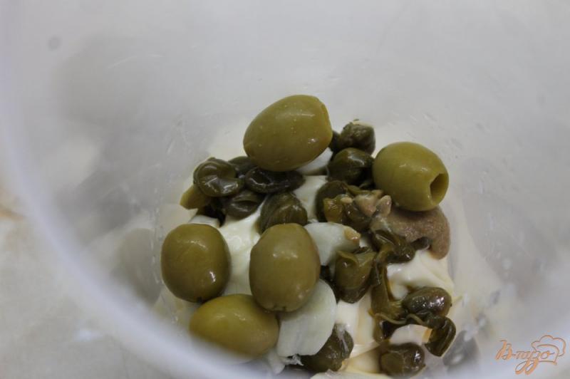 Фото приготовление рецепта: Белый соус с каперсами, оливками и чили шаг №4