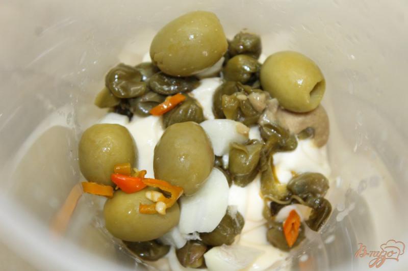 Фото приготовление рецепта: Белый соус с каперсами, оливками и чили шаг №5