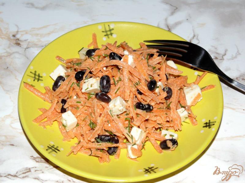 Фото приготовление рецепта: Морковный салат с адыгейским сыром и черной фасолью шаг №4