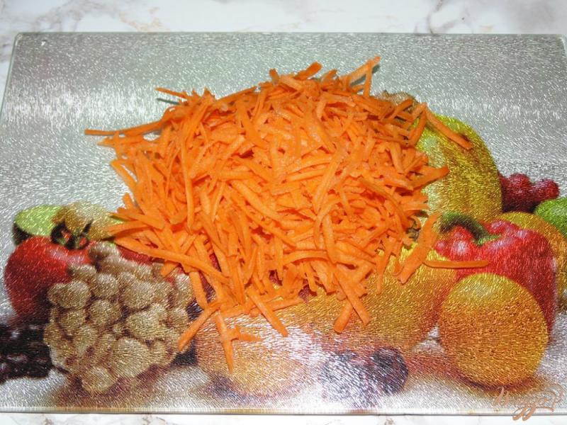 Фото приготовление рецепта: Морковный салат с адыгейским сыром и черной фасолью шаг №3