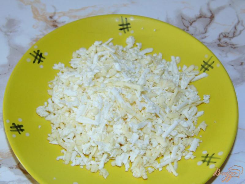 Фото приготовление рецепта: Яичная намазка с адыгейским сыром и крабовыми палочками шаг №1