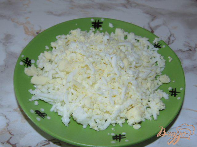 Фото приготовление рецепта: Яичная намазка с адыгейским сыром и крабовыми палочками шаг №2