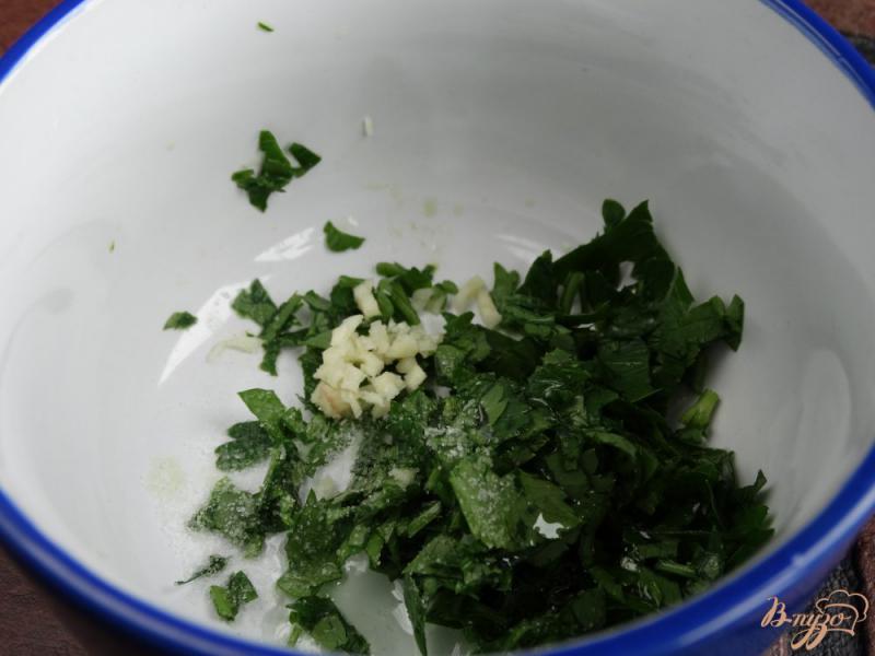 Фото приготовление рецепта: Салат с авокадо и гренками шаг №5