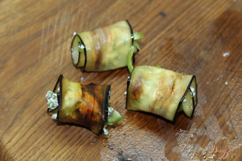 Фото приготовление рецепта: Баклажанные роллы из сыром фета, зеленью и перцем шаг №9