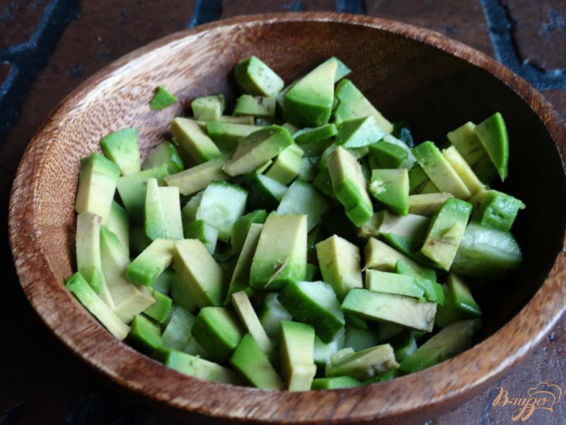Фото приготовление рецепта: Пикантный салат из авокадо и огурца шаг №2