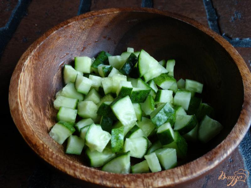 Фото приготовление рецепта: Пикантный салат из авокадо и огурца шаг №1