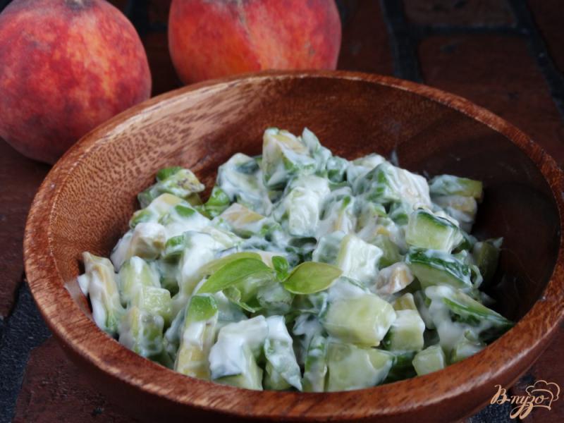 Фото приготовление рецепта: Пикантный салат из авокадо и огурца шаг №4