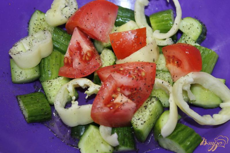 Фото приготовление рецепта: Греческий салат с вялеными томатами шаг №4