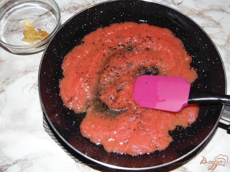 Фото приготовление рецепта: Томатный соус с базиликом и чесноком шаг №4