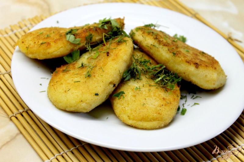 Фото приготовление рецепта: Картофельные зразы фаршированные кабачком шаг №11