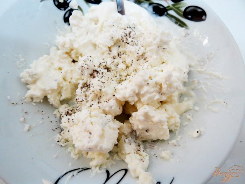Фото приготовление рецепта: Канапе с мягким сыром и перепелиными яйцами шаг №5
