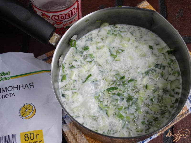 Фото приготовление рецепта: Холодный огуречный суп с базиликом шаг №4