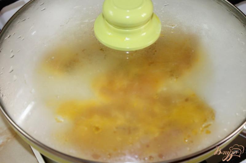 Фото приготовление рецепта: Куриная отбивная в сырном кляре из помидорами и моцареллой шаг №7