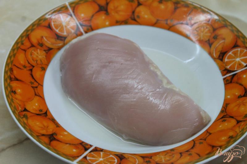 Фото приготовление рецепта: Куриная отбивная в сырном кляре из помидорами и моцареллой шаг №1