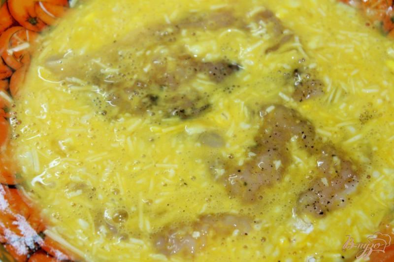 Фото приготовление рецепта: Куриная отбивная в сырном кляре из помидорами и моцареллой шаг №6