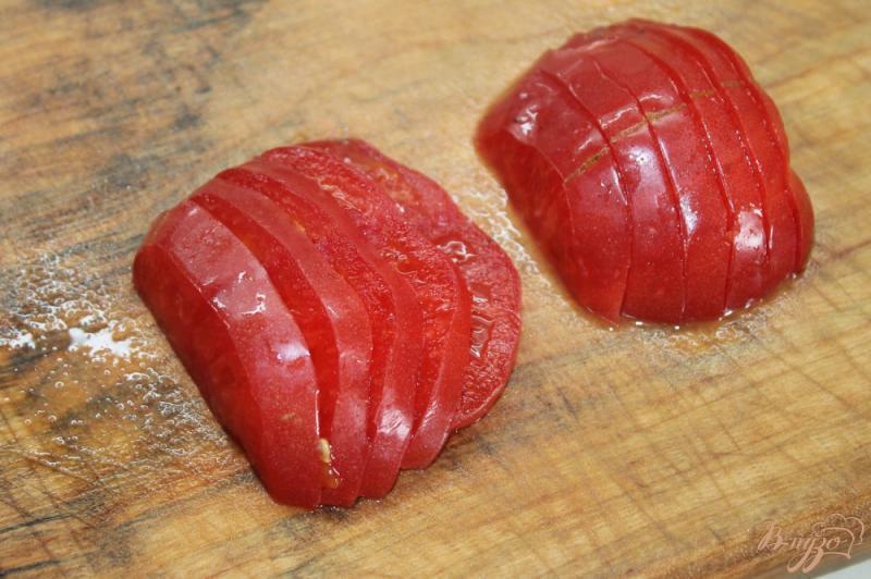 Фото приготовление рецепта: Куриная отбивная в сырном кляре из помидорами и моцареллой шаг №8