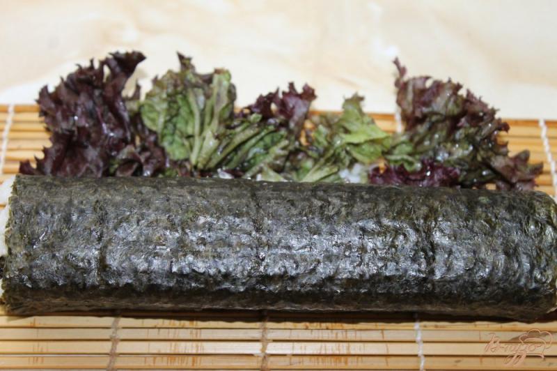 Фото приготовление рецепта: Суши с копченым балыком, огурцом и салатом шаг №8