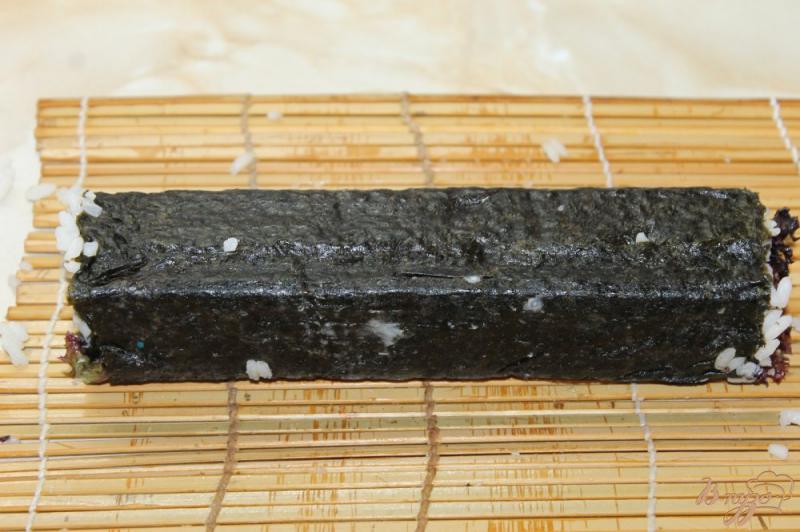 Фото приготовление рецепта: Суши с копченым балыком, огурцом и салатом шаг №9