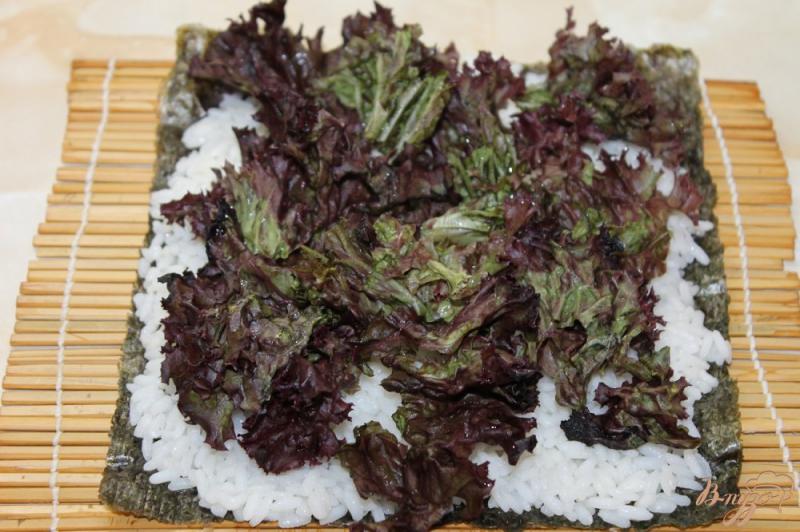 Фото приготовление рецепта: Суши с копченым балыком, огурцом и салатом шаг №5