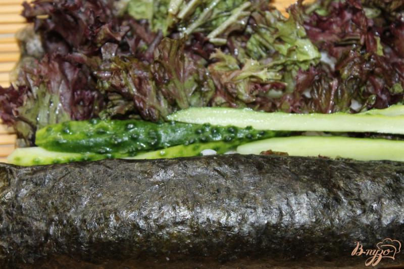 Фото приготовление рецепта: Суши с копченым балыком, огурцом и салатом шаг №7