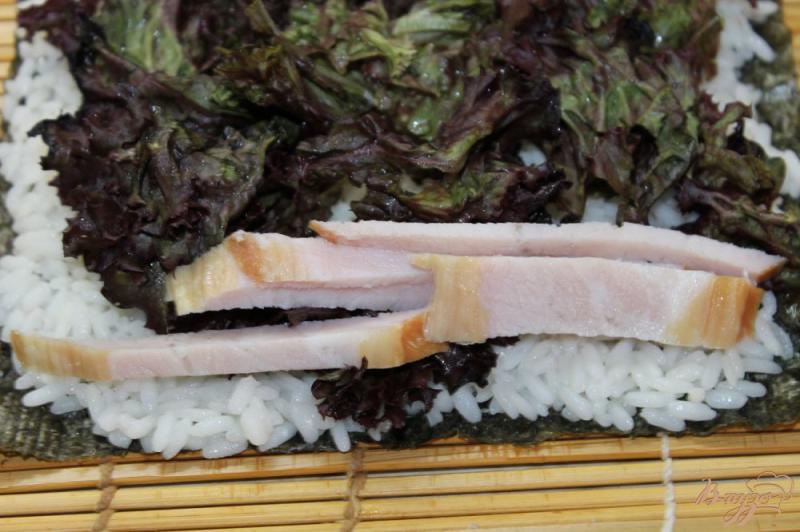 Фото приготовление рецепта: Суши с копченым балыком, огурцом и салатом шаг №6