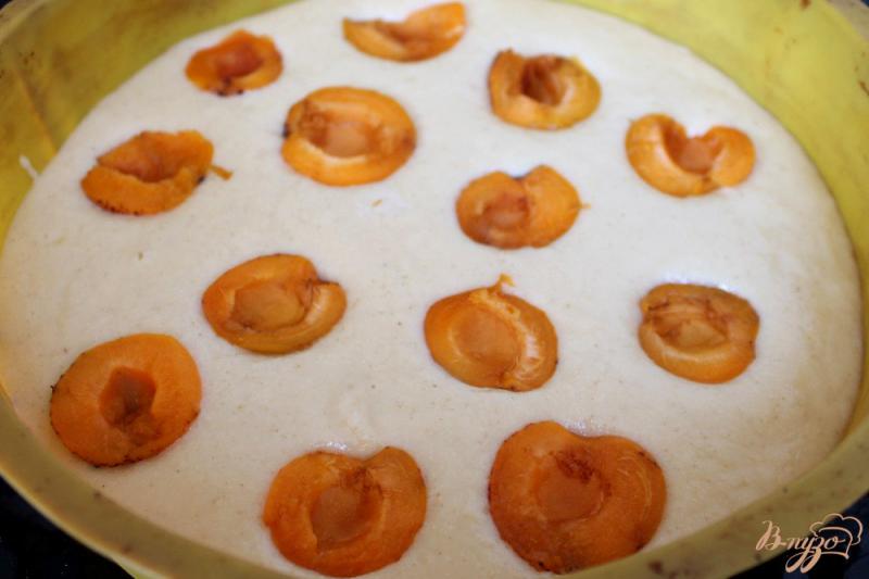 Фото приготовление рецепта: Манник на кефире с абрикосами шаг №6