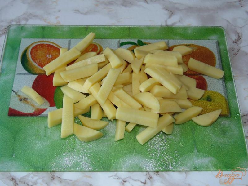 Фото приготовление рецепта: Жареный картофель с болгарским перцем, луком и зеленым горошком шаг №1