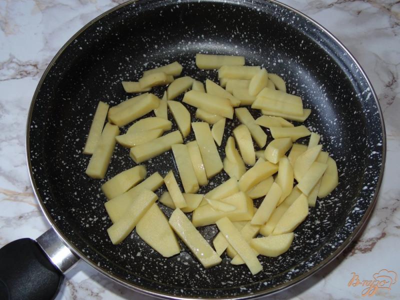 Фото приготовление рецепта: Жареный картофель с болгарским перцем, луком и зеленым горошком шаг №3