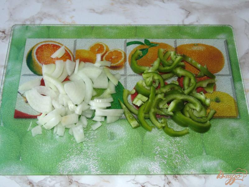 Фото приготовление рецепта: Жареный картофель с болгарским перцем, луком и зеленым горошком шаг №2