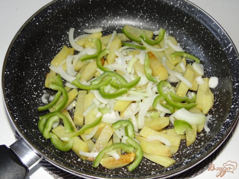 Фото приготовление рецепта: Жареный картофель с болгарским перцем, луком и зеленым горошком шаг №4