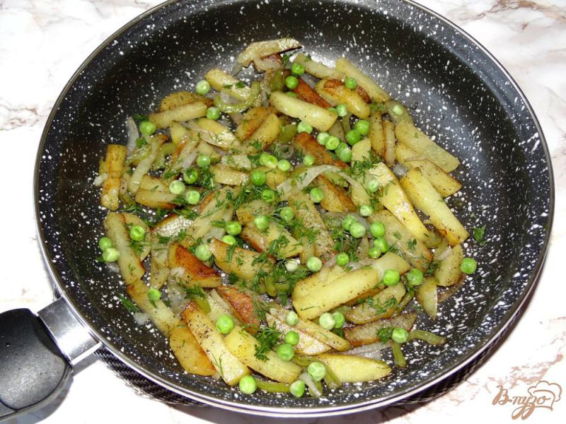 Фото приготовление рецепта: Жареный картофель с болгарским перцем, луком и зеленым горошком шаг №5