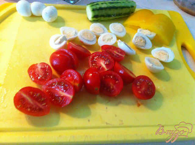 Фото приготовление рецепта: Овощной салат с копчёным кальмаром шаг №7
