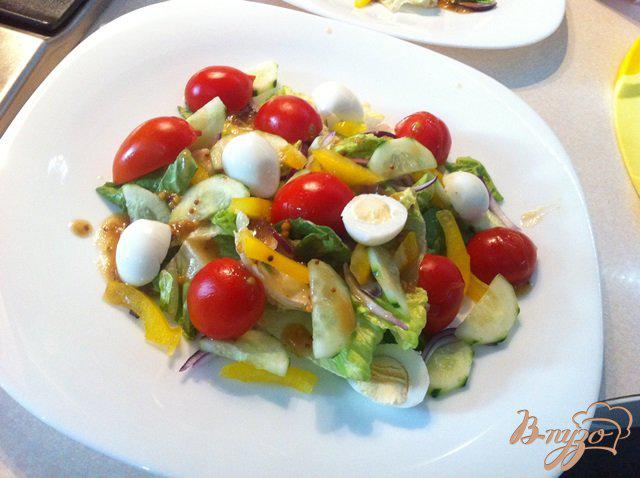 Фото приготовление рецепта: Овощной салат с копчёным кальмаром шаг №8