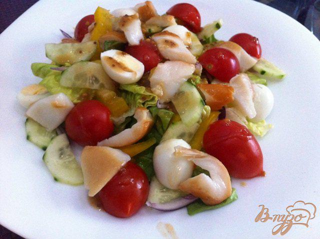 Фото приготовление рецепта: Овощной салат с копчёным кальмаром шаг №11