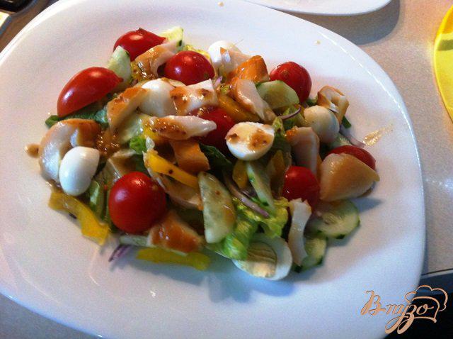 Фото приготовление рецепта: Овощной салат с копчёным кальмаром шаг №10