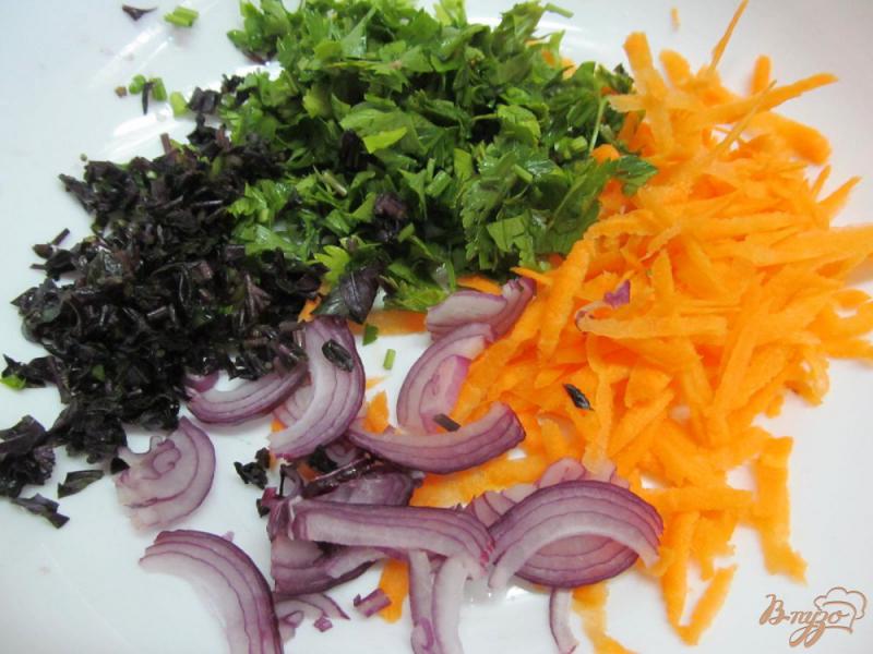Фото приготовление рецепта: Салат из морской капусты с овощами шаг №4