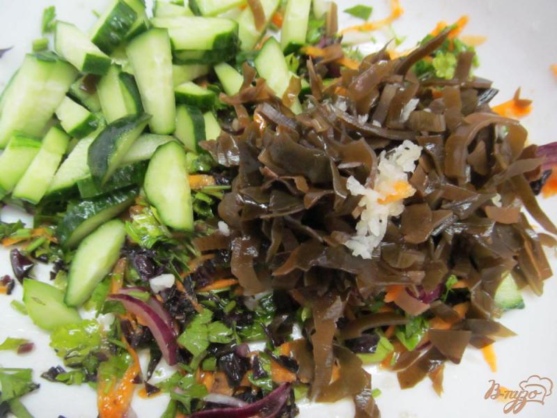 Фото приготовление рецепта: Салат из морской капусты с овощами шаг №5