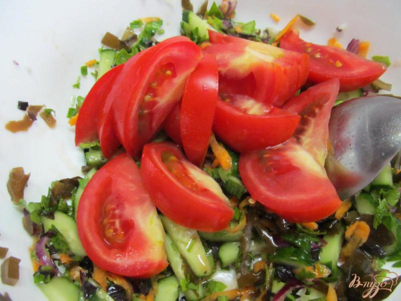 Фото приготовление рецепта: Салат из морской капусты с овощами шаг №6