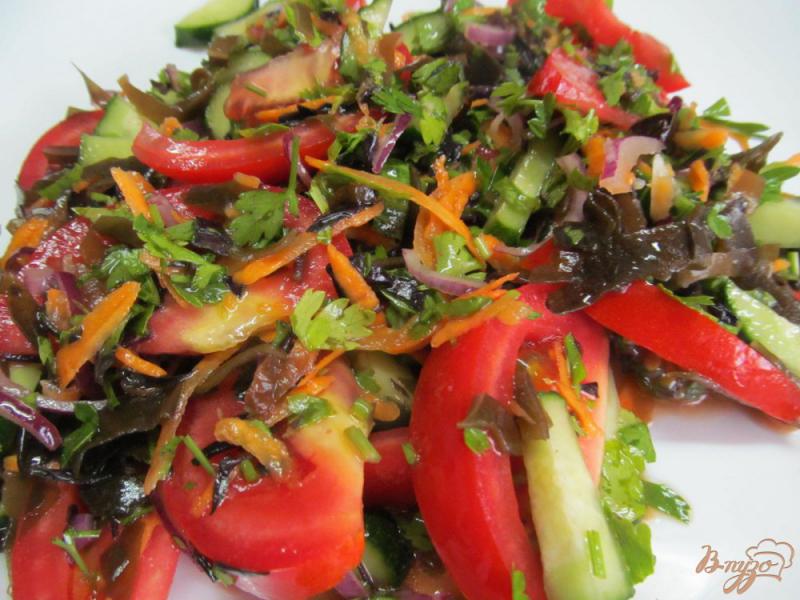 Фото приготовление рецепта: Салат из морской капусты с овощами шаг №7
