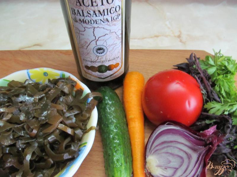 Фото приготовление рецепта: Салат из морской капусты с овощами шаг №3