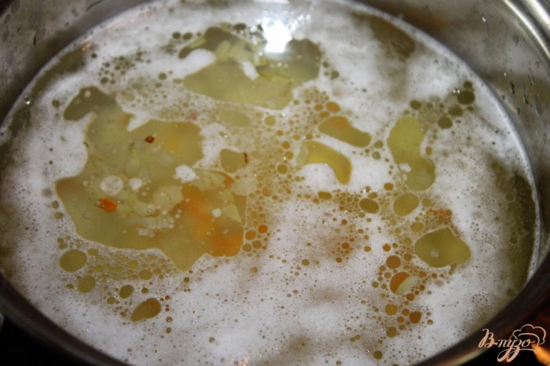 Фото приготовление рецепта: Сырный сливочный суп из лосося с зеленым перцем шаг №4