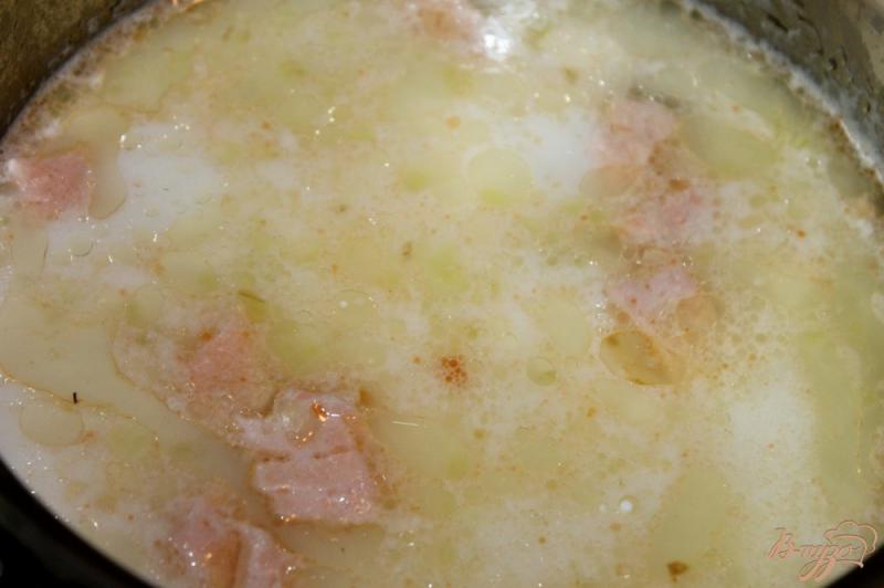 Фото приготовление рецепта: Сырный сливочный суп из лосося с зеленым перцем шаг №6
